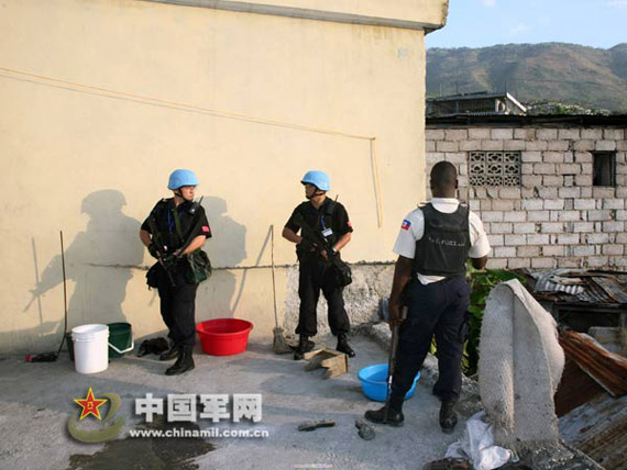 防暴队员在屋顶搜索