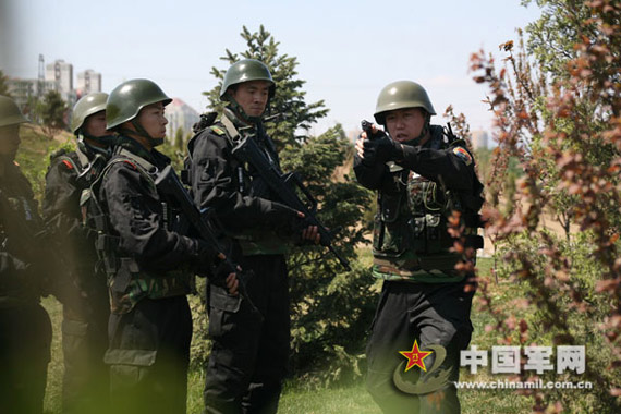 武警突击队员研究战法。李光印摄影