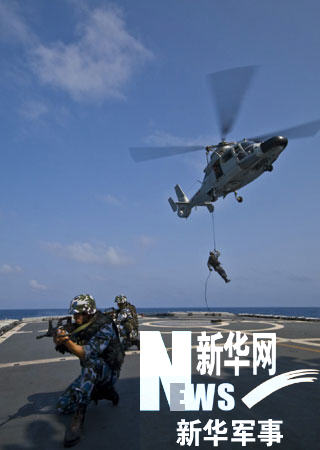 护航编队特战队员在出发前进行滑降训练（骆源摄）