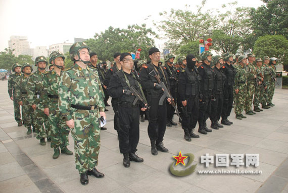 图文:武警部队军人严阵以待准备战斗