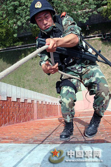 队员用绳索进行攀爬训练