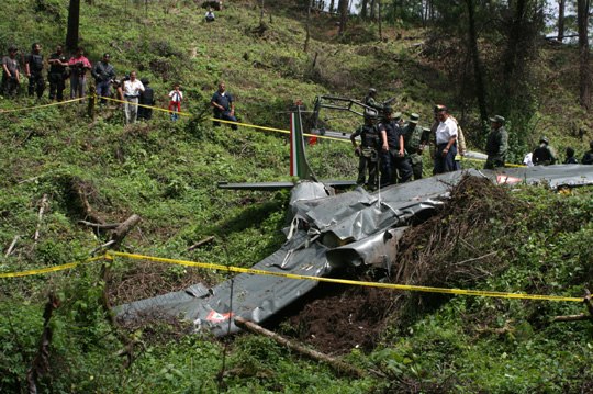 组图:墨西哥空军一架小型飞机坠毁
