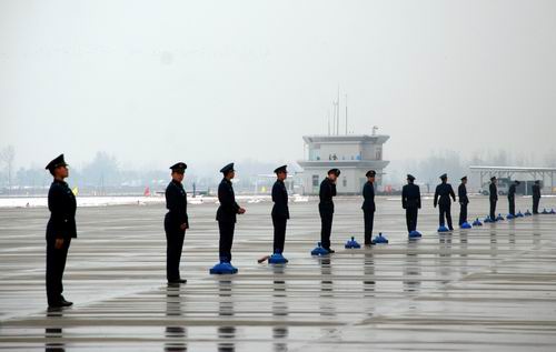 京郊沙河机场紧张备战飞行与跳伞表演(组图)