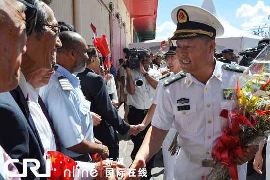 任务指挥员邱延鹏少将与前来参加欢迎仪式的当地华人华侨代表亲切握手。肖中仁摄