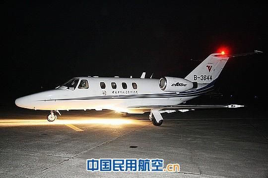 民航飞院实施人工增雨作业飞机塞斯纳奖状奖状飞机B3644。 人工增雨是采用人为的方法对一个地区上空可能下雨或正在下雨的云层施加影响,开发云中潜在的降水资源,使降水量增加的一种活动。这种活动的实施主要是通过飞机进入云端,通过喷洒催化剂来实现的。 2011年,民航飞行学院广汉分院与四川省人工影响天气办公室(以下简称人影办)合作,从3月9日启动人工增雨到11月8日结束,历时6个月,累计出动飞行44架次,为四川省干旱地区增加降水18亿立方,有效的缓解了四川省干旱区域的旱情,保证了四川