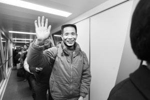 重庆调波音777客机赴广深运输返乡旅客(组图)