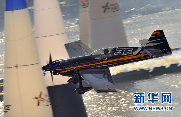 图为2008年8月19日，麦克莱恩在布达佩斯举行的特技飞行世锦赛中。
