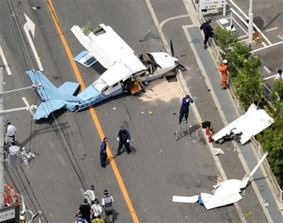 日本大阪小型飞机坠落街头(图)-沈阳网-新闻中心; 大阪一小型飞机坠落