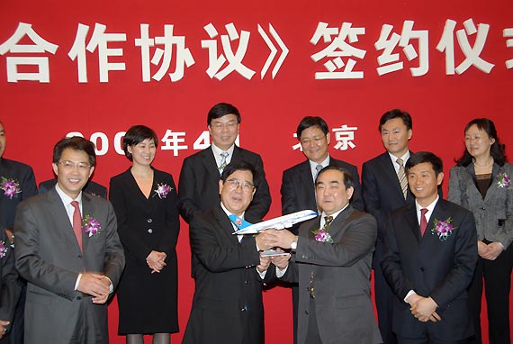 南航集团公司总经理、股份公司董事长司献民（图左）向工行行长杨凯生（图右）赠送飞机模型（摄影:林宇定）