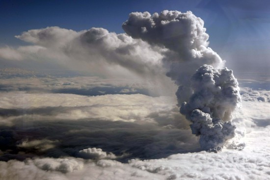 4月14日，冰岛南部埃亚菲亚德拉冰盖下一座火山喷发出浓烟。