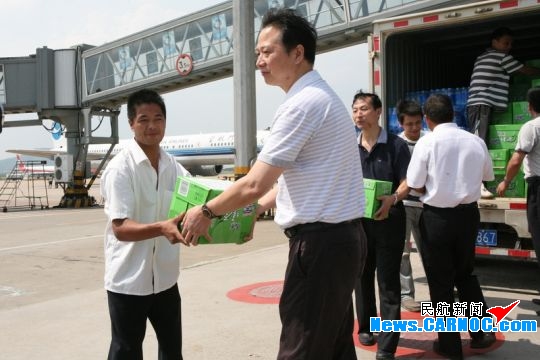 江西机场集团公司党委领导为一线员工送清凉