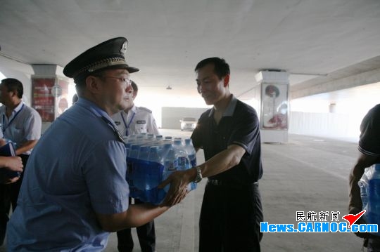 江西机场集团公司党委领导为一线员工送清凉
