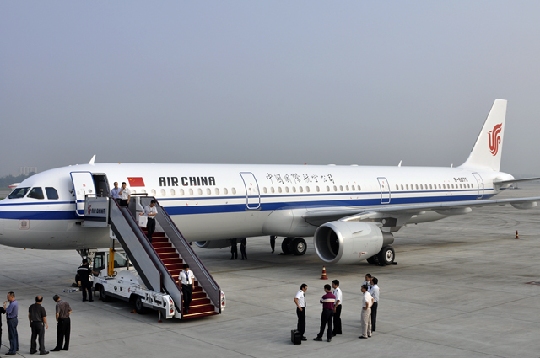 图1:旅客抵达西昌机场。摄影:孔祥玻 民航资源网2010年7月30日消息:一年一度的中国凉山彝族国际火把节将于今年8月4日在西昌开幕,届时各方宾客将欢聚西昌,放歌畅钦。为满足西昌火把节期间旅客需要,8月4日起,中国国际航空股份有限公司(Air China Limited,简称国航)西南分公司每天成都飞往西昌的航班将由之前的2-3班增加到4班,由空中客车A319飞机执行航班。此外,国航西南分公司还将根据旅客流量和航班运行情况适时投入波音757飞机执行往返航班。