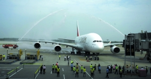 昨日下午，首都机场为阿航A380举行了传统的“飞机过水门”欢迎仪式。本报记者李媚玲摄