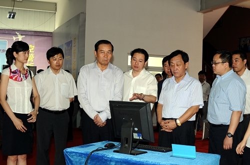 夏兴华副局长在民航二所视察。