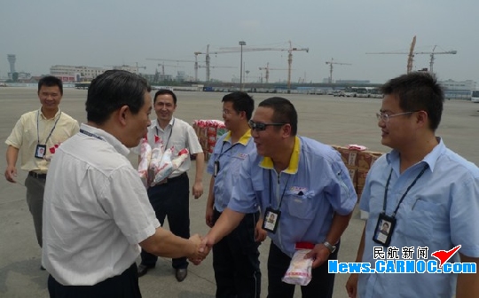 战高温斗酷暑　成都航空开展“送清凉”活动