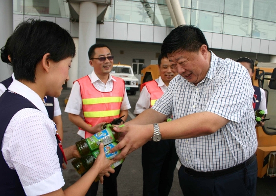 东航山东分公司领导为济南一线员工送去清凉(