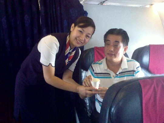 急救一年后重逢　旅客给东航河北空姐颁证书