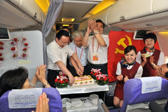 党员专家代表切开国航精心准备的庆祝建党90周年生日蛋糕.王泽民摄