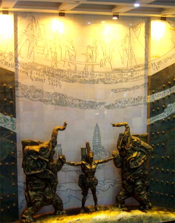 河南博物院大厅的青铜像与甲骨文(图)_小小资