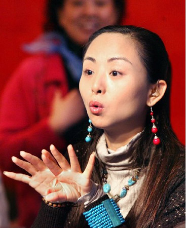 <em>千手观音</em>舞者参加两会 用手语唱国歌(组图)_
