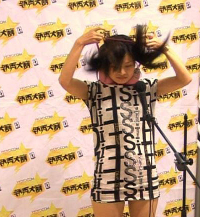 彪悍女越说越激动，越说越觉得自己委屈，开始脱内衣 