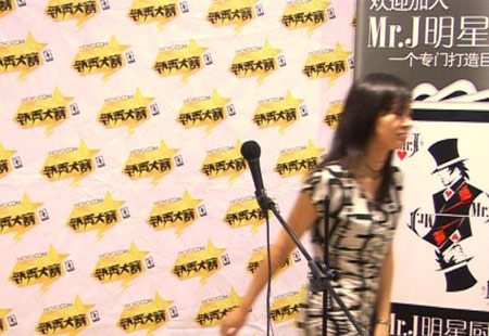 扔完后，她悠然的离开