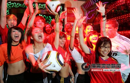 球迷欢聚唱世界杯之歌 长沙酒吧嗨翻天