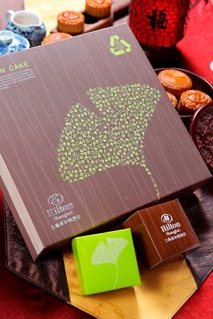 月饼包装盒由进口环保卡纸制成，为100%可再生材料。