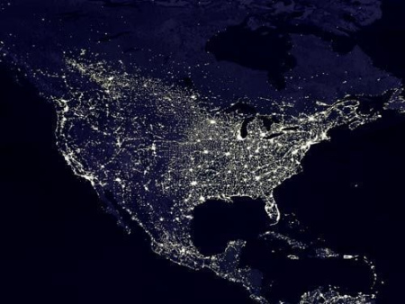 这是北美地区夜间城市灯光照片。北美是世界最富裕的地区之一。