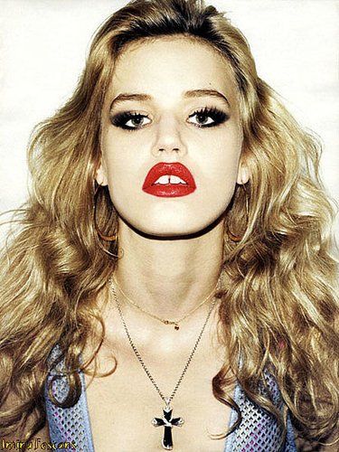 lara stone teeth. lara stone teeth. Model Lara Stone in the lead