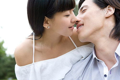 揭秘:接吻时 <em>男人</em>的双手会泄露的秘密_新浪女