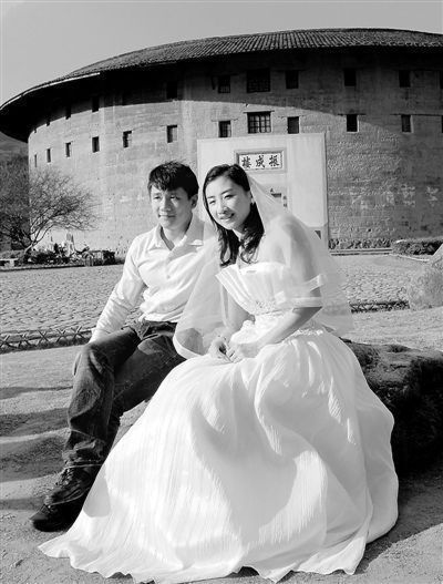 曾在土楼前拍摄婚纱照 曾在土楼前拍摄婚纱照