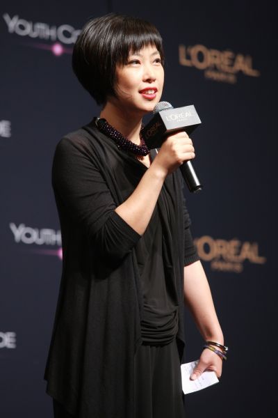 巴黎欧莱雅品牌总经理鲍燕悦女士与在座嘉宾分享青春密码肌底液产品