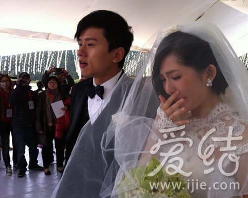 谢娜婚纱是谁设计的_莫文蔚谢娜李玟婚纱PK 谁是最美新娘(2)