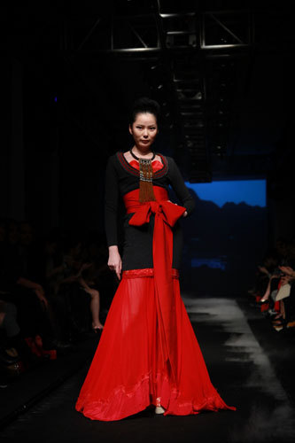 艳丽色彩搭配绣娘绣品演绎绣娘朴实情怀