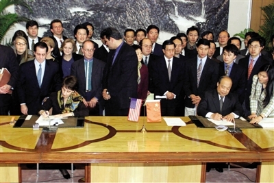1999年11月15日，中美双方就中国加入世贸组织（WTO）达成协议。左为美国代表巴尔舍夫斯基，右为中国外经贸部部长石广生。图/CFP