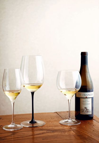 左起：Sauvignon Blanc、手工Chardonnay和Chardonnay杯