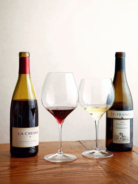 左起：Pinot Noir和Chardonnay杯