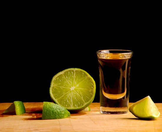 墨西哥法律是严禁往Tequila里放虫子的。