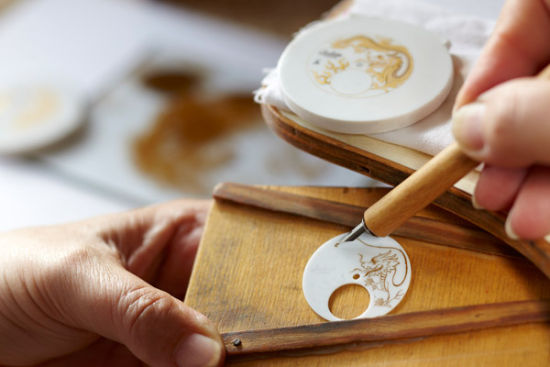 每只均配备梅森瓷厂制作的陶瓷盘面，饰以人手绘制的精美龙形图案，以含有纯金粉的陶瓷颜料绘成