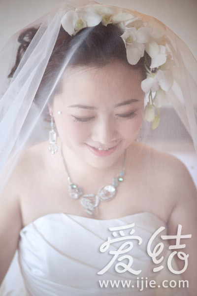 甜美轻盈新娘装扮