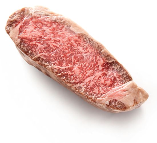 经过21天D.A的牛肉已经完全“成熟”，能看到肉的边缘颜色已经变深，要将色变的表层切走才能烤制，这就是D.A牛排高成本的原因。