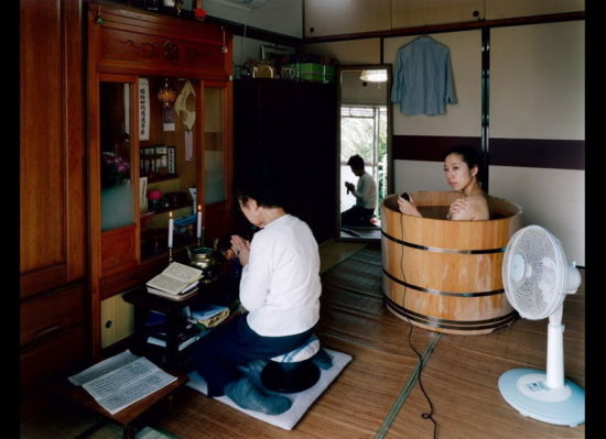 日本美女摄影师在公共场合浴盆<em>大胆</em>自拍(组图