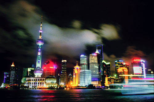 上海外滩夜景,颇具魔幻色彩。沈一天 摄 上海外滩夜景,颇具魔幻色彩。沈一天 摄
