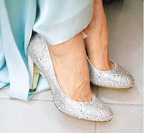 Ella昨天将粉丝送的水钻鞋照片贴上网。图片来源：台湾《苹果日报》