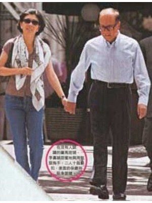 在沒有人認識的羅馬街頭,李嘉誠甜蜜地與周凱旋拖手 在沒有人認識的羅馬街頭,李嘉誠甜蜜地與周凱旋拖手