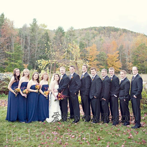 伴娘們衣著藍色的著地長裙，伴郎們衣著灰色的西裝，搭配了藍色的領帶。