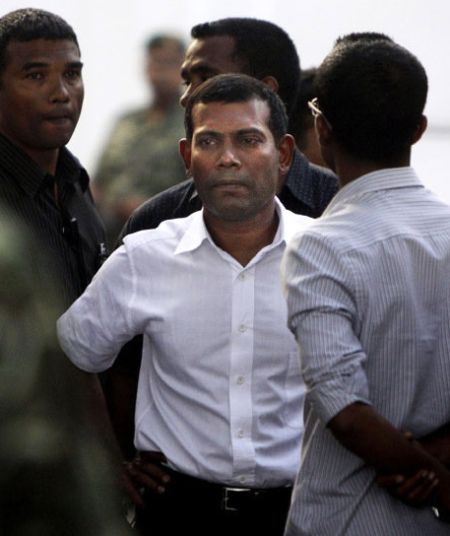当地时间2012年2月7日，马尔代夫首都马累，在发表辞职演说前，纳希德在军方司令部门口。在马尔代夫军队加入反对者行列后，纳希德被迫辞职。