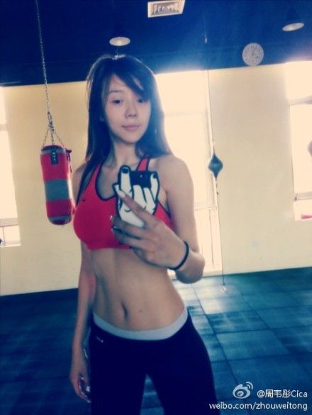 周韦彤疯狂健身为<em>练马甲线</em>